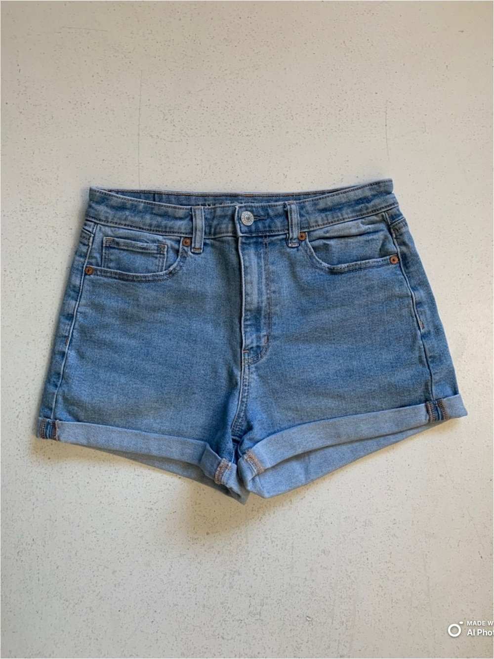 American Eagle Cuffed Blue Jean Mom Short Size 6 EUC High Rise Denim Shorts